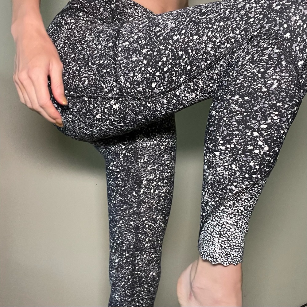 SOLD IN LIVE SHOW Lululemon Tight Stuff Tight II Splatter Scallop Hem - Picture 6 of 12